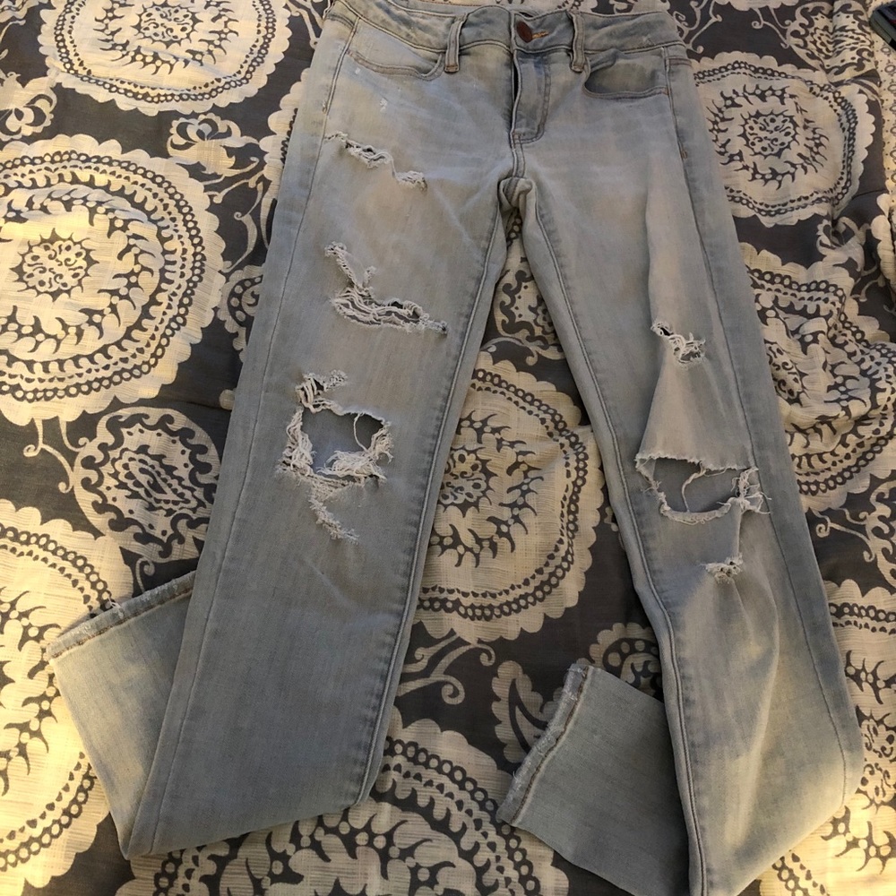 AMERICAN EAGLE RIPPED DISTRESSED SKINNY JEANS